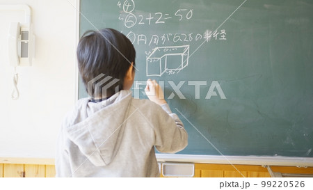 算数の解答を書く男子小学生 99220526