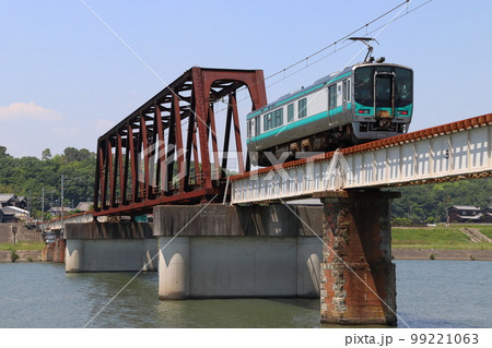 国包の鉄橋を渡る加古川線125系電車 99221063