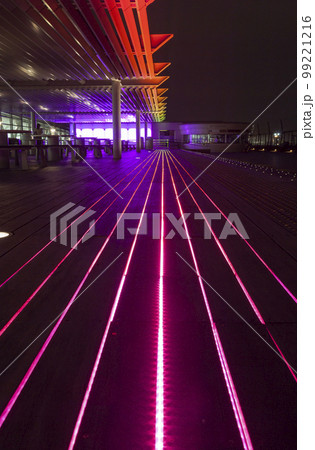 羽田空港 ターミナル 通路 ビジネスイメージ 近未来 羽田空港 ターミナル 通路 ビジネスイメージ 近未来 99221216