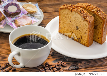 パウンドケーキとコーヒー 99221328