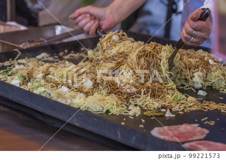 お祭り 　出店 　お好み焼き　焼きそば 　卵焼き　屋台 　縁日 99221573