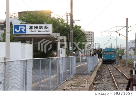 和田岬駅と103系電車 99221657