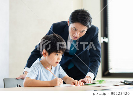 学習塾で勉強する男の子 学習塾で勉強する男の子 99222420
