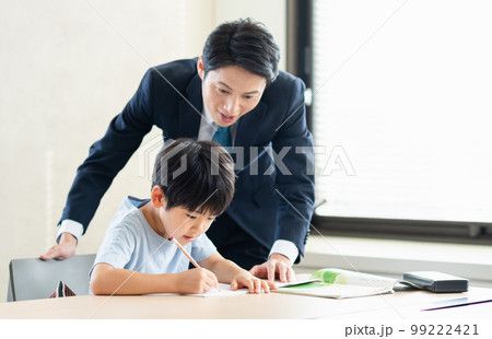 学習塾で勉強する男の子 学習塾で勉強する男の子 99222421