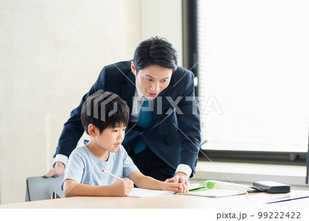 学習塾で勉強する男の子 学習塾で勉強する男の子 99222422