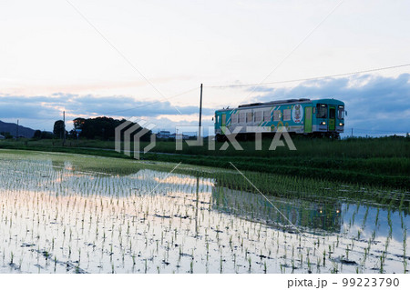 田園とローカル線の風景（夕暮れ） 99223790