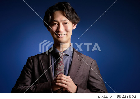 笑顔で視線を向ける若いビジネスパーソン 笑顔で視線を向ける若いビジネスパーソン 99223902