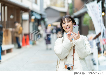 女性、旅行、観光、カメラ、カメラ女子、川越、撮影、一人旅、笑顔、記念写真、成人女性、日本家屋 99224723