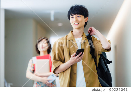 廊下を歩きながら会話をする男女 撮影協力「LINK FOREST」 廊下を歩きながら会話をする男女 撮影協力「LINK FOREST」 99225041