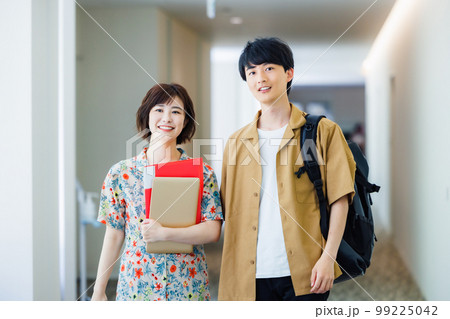 廊下を歩きながら会話をする男女 撮影協力「LINK FOREST」 廊下を歩きながら会話をする男女 撮影協力「LINK FOREST」 99225042