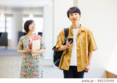 廊下を歩きながら会話をする男女 撮影協力「LINK FOREST」 廊下を歩きながら会話をする男女 撮影協力「LINK FOREST」 99225049
