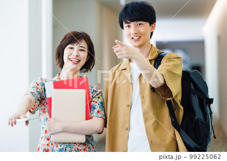 廊下を歩きながら会話をする男女 撮影協力「LINK FOREST」 廊下を歩きながら会話をする男女 撮影協力「LINK FOREST」 99225062