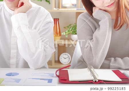 真剣な話し合いをする若い男女 真剣な話し合いをする若い男女 99225185