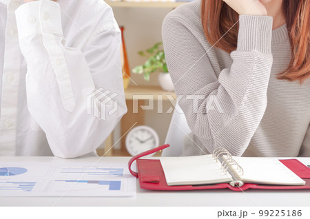 真剣な話し合いをする若い男女 真剣な話し合いをする若い男女 99225186