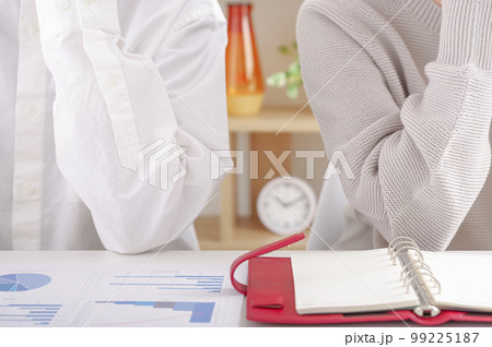 真剣な話し合いをする若い男女 真剣な話し合いをする若い男女 99225187