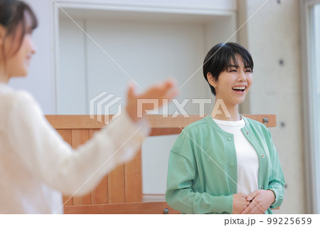 ボイストレーナーから教わりながら発声練習する女性_4 ボイストレーナーから教わりながら発声練習する女性_4 99225659
