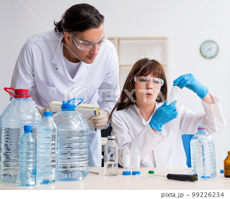Two chemists working in the lab 99226234