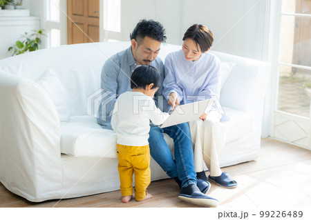 ソファでパソコンを見るファミリー　 99226489