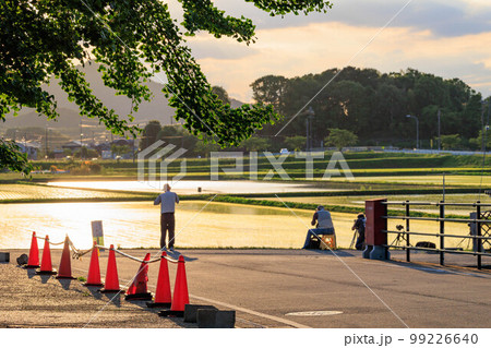 初夏の田園風景（夕暮れ） 99226640