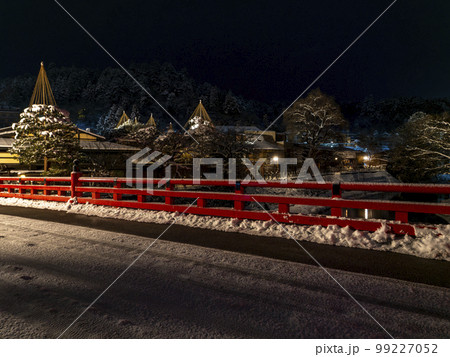 雪が積もる真冬の飛騨高山中橋の夜景 99227052
