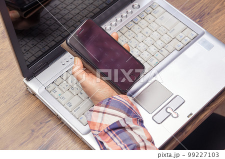 【在宅ワークで仕事をこなす女性】 99227103