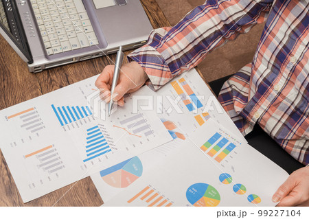 【在宅ワークで仕事をこなす女性】 99227104