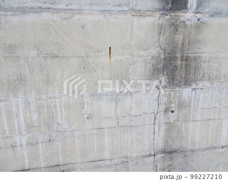 コンクリート内の鉄筋が錆びがでてきている様子 99227210