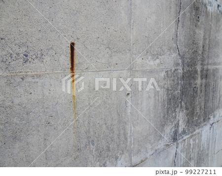 コンクリート内の鉄筋が錆びがでてきている様子 コンクリート内の鉄筋が錆びがでてきている様子 99227211