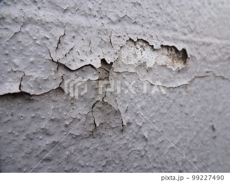 外壁のひび割れと塗膜の剥がれ 外壁のひび割れと塗膜の剥がれ 99227490