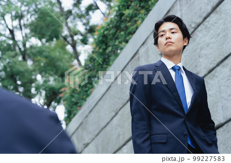 ライバルとすれ違うビジネスマン 99227583