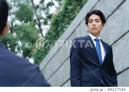 ライバルとすれ違うビジネスマン ライバルとすれ違うビジネスマン 99227584