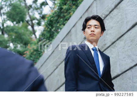 ライバルとすれ違うビジネスマン ライバルとすれ違うビジネスマン 99227585