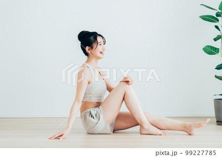 ヨガウェアの若い女性 99227785