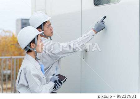 配電盤の点検をする作業員 99227931