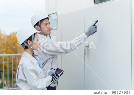 配電盤の点検をする作業員 配電盤の点検をする作業員 99227932