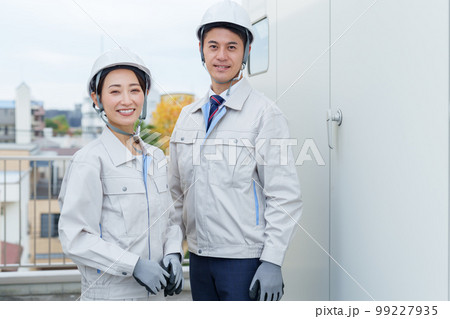 配電盤の点検をする作業員のポートレート 配電盤の点検をする作業員のポートレート 99227935