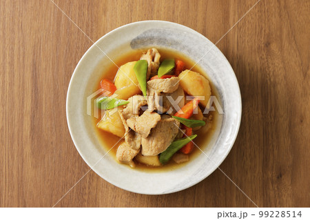 さやえんどうを添えた家庭の肉じゃが 99228514