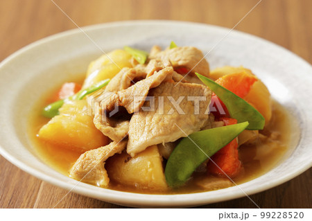 さやえんどうを添えた家庭の肉じゃが 99228520