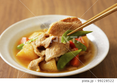 さやえんどうを添えた家庭の肉じゃが さやえんどうを添えた家庭の肉じゃが 99228522