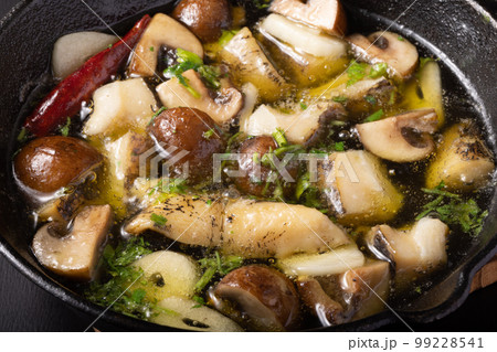 つぶ貝のアヒージョ つぶ貝のアヒージョ 99228541