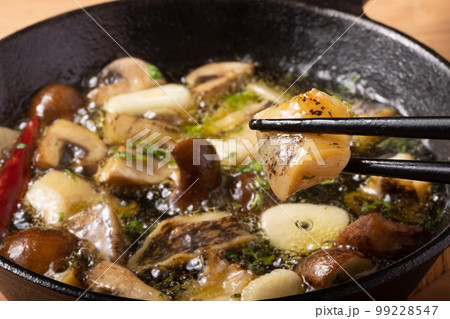 つぶ貝のアヒージョ 99228547