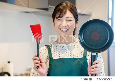 料理好きなエプロンをした主婦 99228597