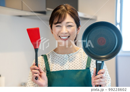 料理好きなエプロンをした主婦 料理好きなエプロンをした主婦 99228602