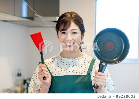 料理好きなエプロンをした主婦 99228603
