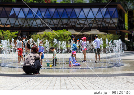 水遊びをする子どもたち 99229436