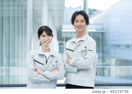 若い男女の作業員2人のポートレート 若い男女の作業員2人のポートレート 99229736
