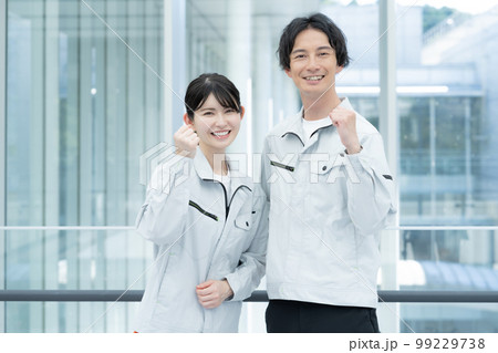 若い男女の作業員2人のポートレート 99229738