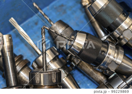 The group of various size of drill tools in the container box. 99229869