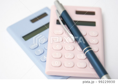 電卓　白背景　（見積もり・費用・生活費・経理・会計イメージ） 99229930