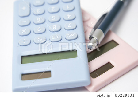 電卓とペン　白背景　（見積もり・費用・生活費・経理・会計イメージ） 99229931